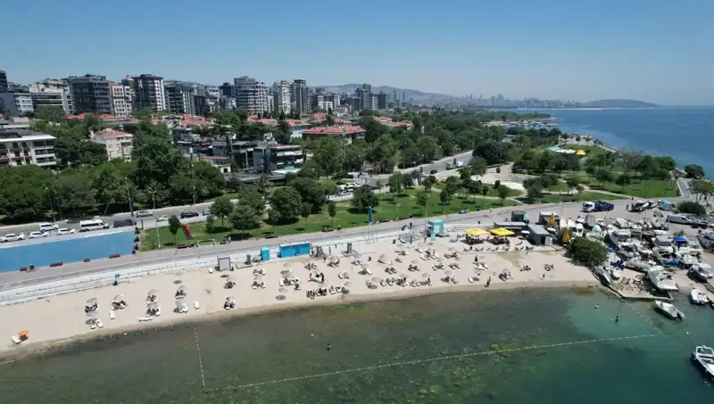 İstanbul'da Sıcak Hava Dalgası: Caddebostan Sahili Fırtına Gibi Doldu