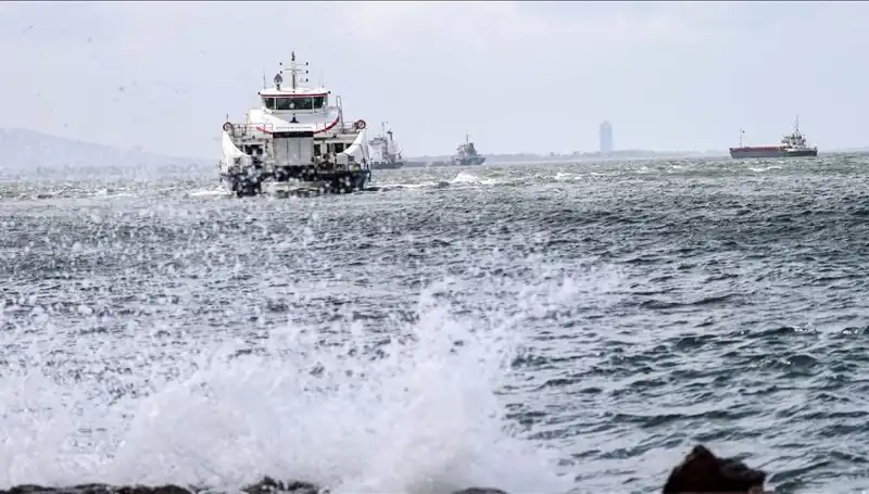 İzmir'de Fırtına Nedenleriyle Vapur Seferleri İptal Edildi