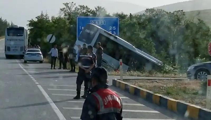 Isparta'da Tur Otobüsü ile Yolcu Otobüsü Çarpıştı: Korkutan Kaza Detayları