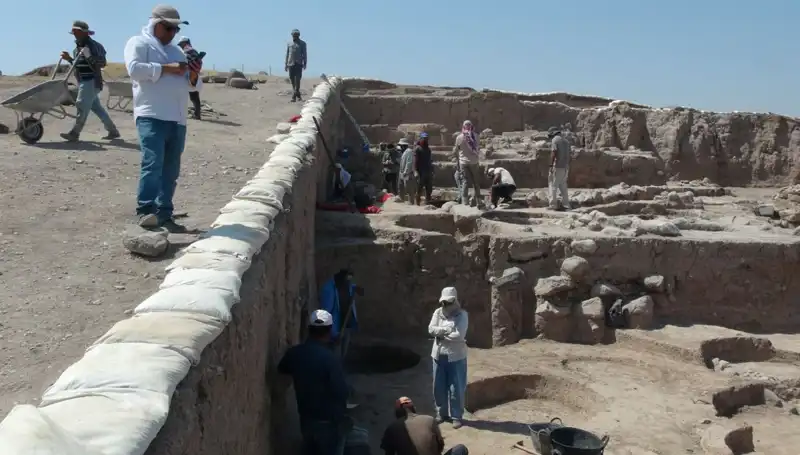 Kilis'te Oylum Höyük'te Sıcak Havalara Rağmen Kazı Çalışmaları Devam Ediyor