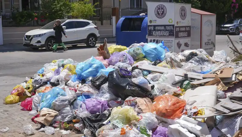 İzmir'de Çöp Yığınları: Şehirde Kriz Mi Başlıyor?