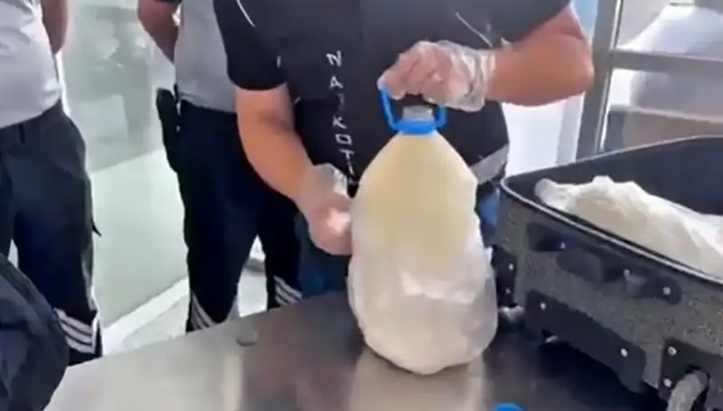 Havalimanında Süt Şişesinde Uyuşturucu Yakalandı: 12 Kilo 800 Gram!