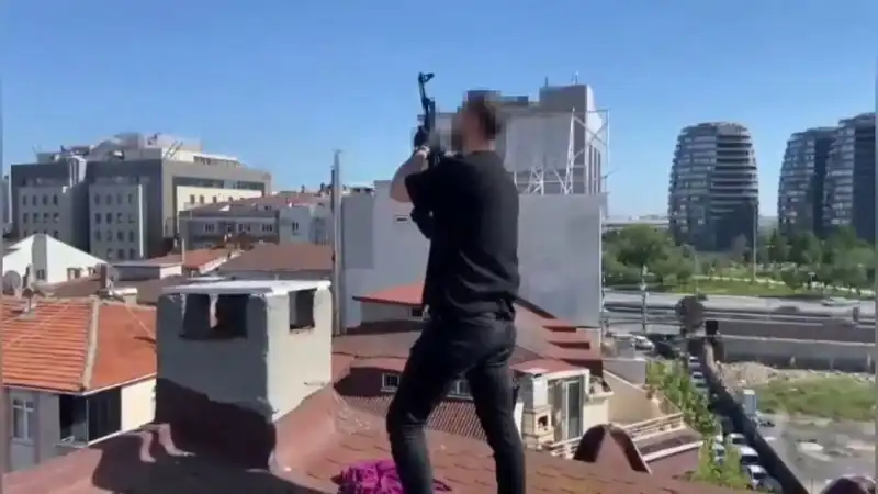 İstanbul'da Yaşanan Eşsiz Operasyon: Çatıya Kaçan Şüphelilerden AK-47 Ele Geçirildi
