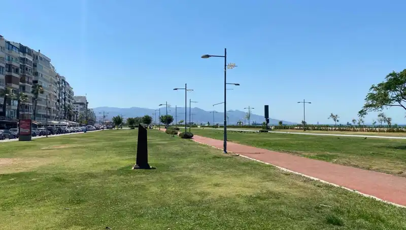 İzmir'de Termometreler Tavan Yaptı: Kordon Sahili Boş Kaldı