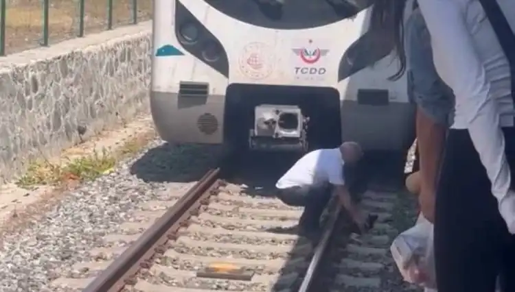 Marmaray'da Yürekleri Ağza Getiren An: Makinist Kediyi Kurtardı!