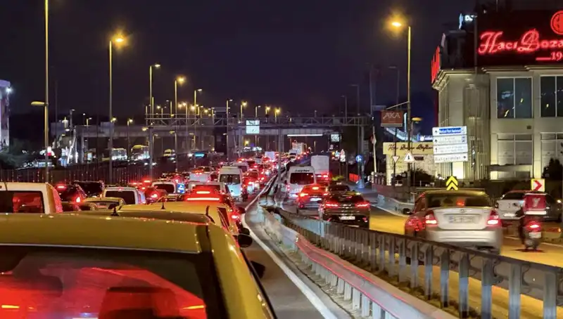 Yenibosna Metrobüs Yaya Üst Geçidinde Büyük Dönüşüm Başladı