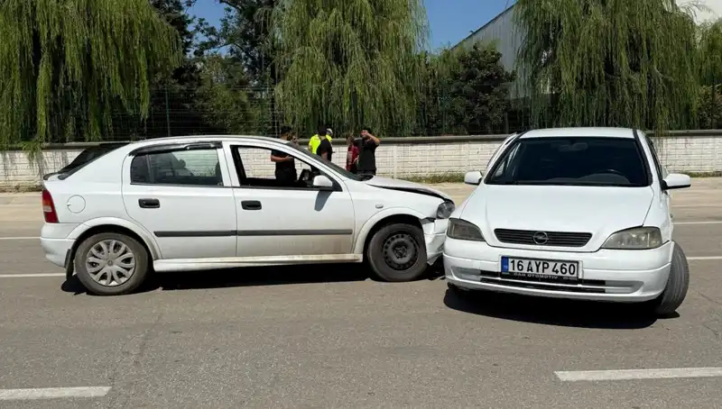 İki Otomobil Çarpıştı: Trafik Kazasında Yaralılar Hayat Mücadelesi Veriyor