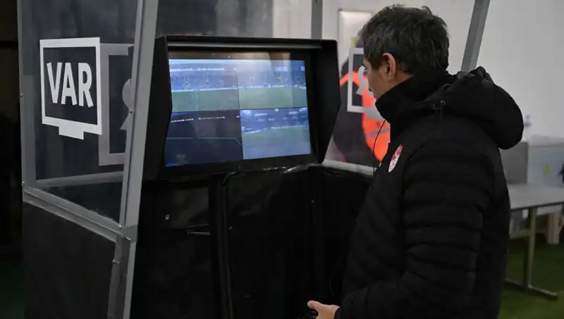 Konyaspor-Galatasaray Mücadelesinde VAR Gözlemcisi Piotr Lasyk Kimdir?