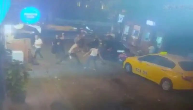 Beyoğlu'nda Laf Atma Kavgası: Sokaklarda Kan Aktı, Detaylar Ortaya Çıktı!
