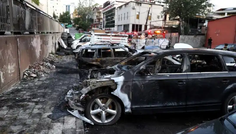 Sanayi Bölgesinde Yangın: Tamir Bekleyen Araçlar Kül Oldu!