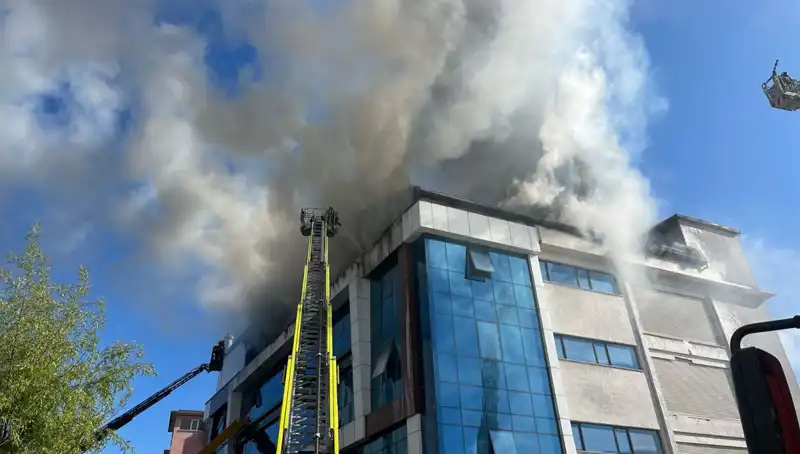 Esenyurt'ta Tekstil Atölyesinde Çıkan Yangın, Korkuya Neden Oldu