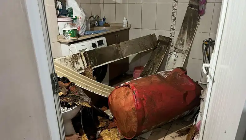 Ege'de Fırtına Alarmı: Ağaçlar Devrildi, Cadde ve Sokaklar Beyaza Büründü!