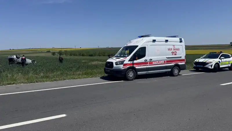 Edirne'de Trafik Kazası: Sürücü ve Eşi Devrilen Araçta Yaralandı