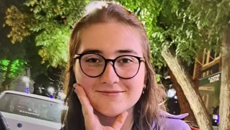 Çanakkale'de Kaybolan Lise Öğrencisi Ayşegül Aranıyor: Aile ve Arkadaşları Endişeli
