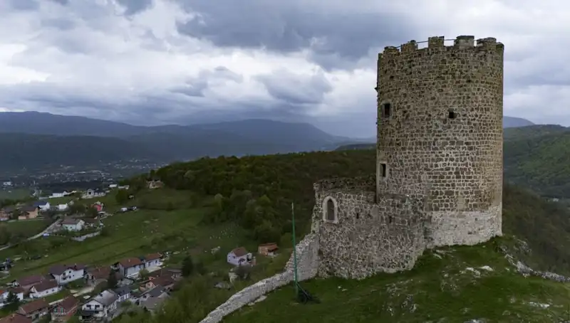 Sokolac Kalesi: Bosna-Hersek’in Tarihine Işık Tutan Görkemli Yapı