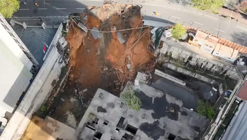 Sarıyer'de Yol Çökmesi: Cadde Kapandı, Trafik Kilitlendi