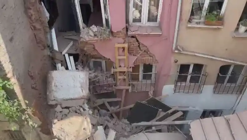 İstanbul'da Üç Katlı Binanın Balkonu Çöktü: Olayın Ardındaki Gerçekler