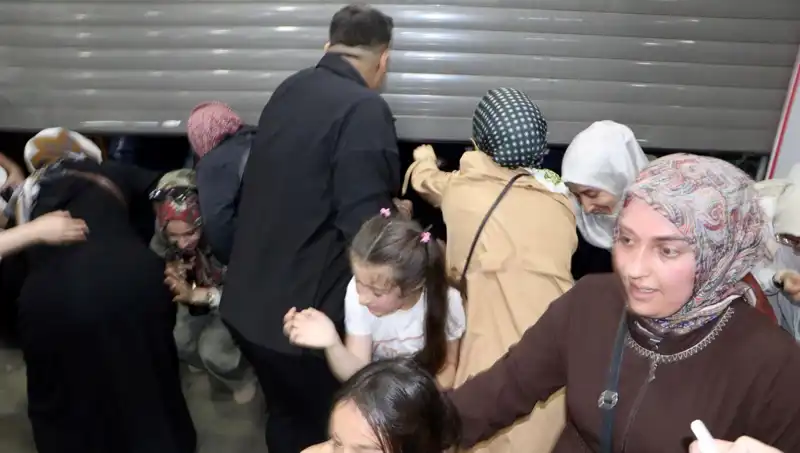 Alışveriş Merkezinde Yüzde 50 İndirim Çılgınlığı: İzdiham ve Fırsatlar!