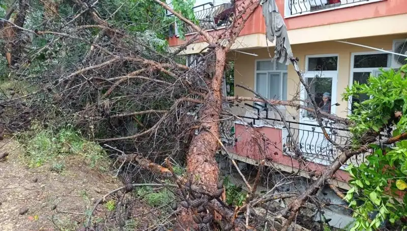 Nasılsın Bu Hava? Yağmur, Binaları Yıkmaya Devam Ediyor!
