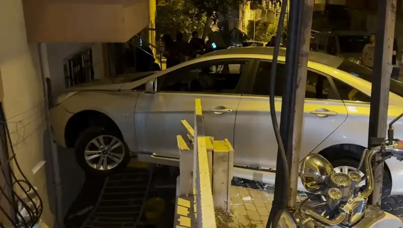 Gaz yerine fren pedalı basınca apartman girişine çarptı