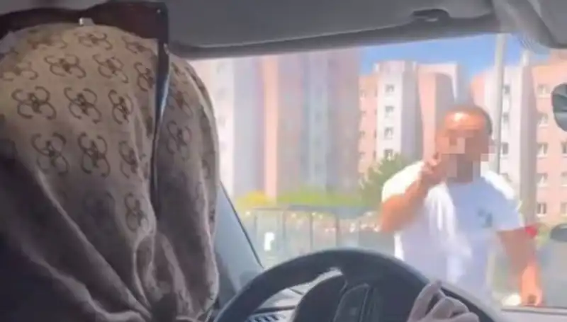 Trafikte Dehşet Anı: Araç Camını Yumruklayan Sürücü Şok Etti