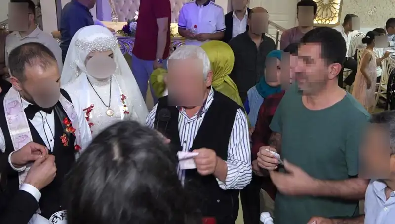 Düğün Sahnesinde Şok: Davetsiz Misafirin Pasta Sevdası Başka Bir Boyut Aldı!