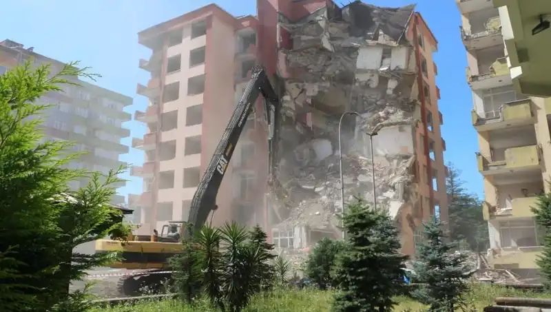 Dalgalar Türkiye'yi Sarstı: Yıkılmaya Yüz Tutmuş İki Bina Belirlendi