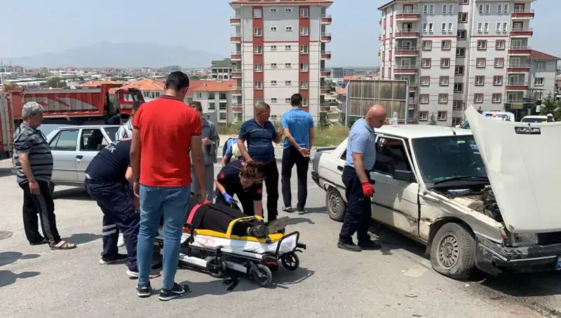 Kavşakta Meydana Gelen Kazada İki Kişi Yaralandı: Olayın Detayları