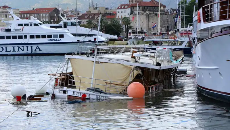 Hırvatistan'da Şiddetli Yağış ve Fırtına: Feribot Kazası Sonrası Gemi Battı