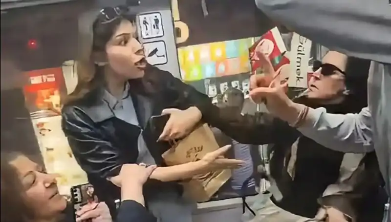 Tramvayda Kadınlar Arasında Hayret Verici Yer Kavgası!