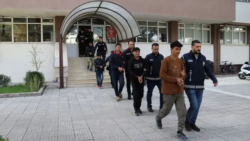 İki İl'de Düzensiz Göçmen Operasyonu: 21 Kişi Yakalandı