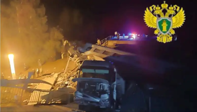Rusya’da Köprü Çöktü: Tren Faciası Sonrası Hayatını Kaybedenler Var