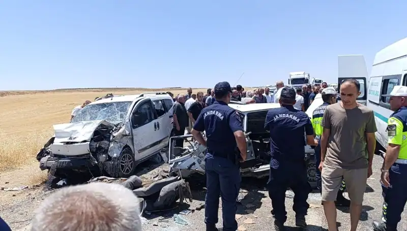 Otomobil ve Hafif Ticari Araç Çarpıştı: Dört Kişi Hayatını Kaybetti