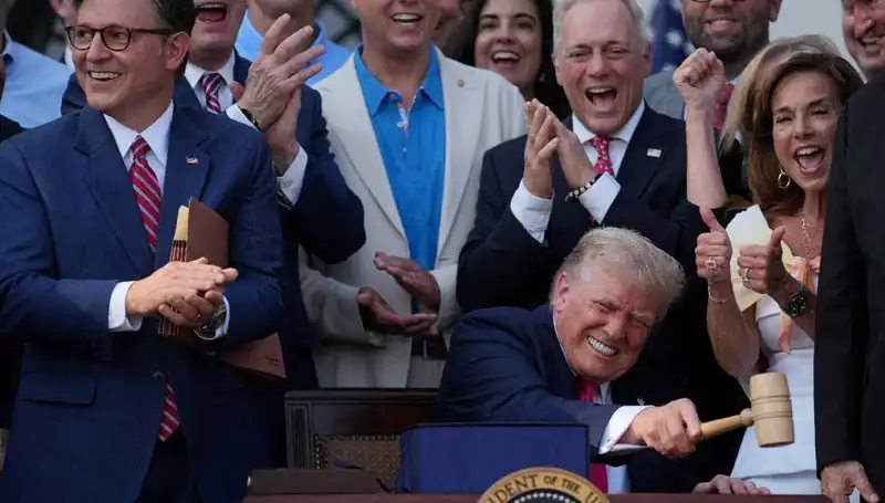 Trump, "Büyük, Güzel Yasa Tasarısı"nı İmzaladı: Neleri Değiştirecek?