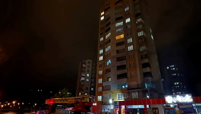 Yıldırım Çatıda Korkutan Anlar! Apartman Geçirdiği Şokla Yıkılmanın Eşiğindeydi