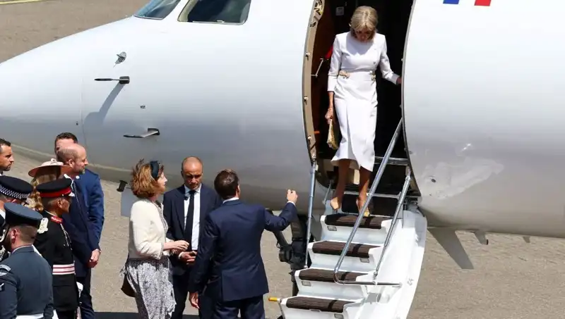 Macron Çiftinde Yeni Kriz: Elini Uzanışına Eşi Cevap Vermedi!