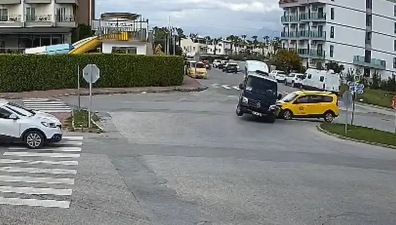 Kavşakta Feci Kaza: Minibüs ve Taksi Çarpıştı, Yaralılar Var!
