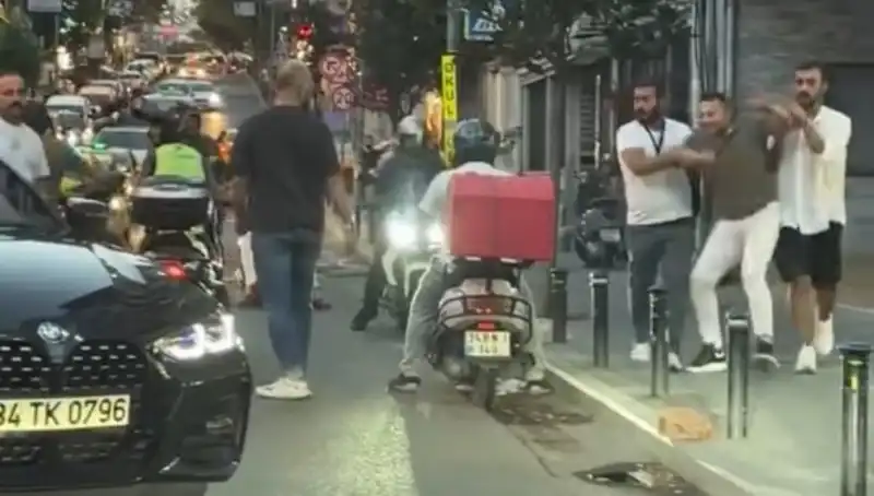 Nişantaşı'nda Yol Verme Kavgasında Sopayla Kadına Saldıran Adam Gözaltına Alındı