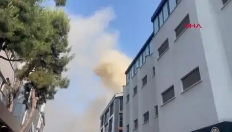 İstanbul'daki 4 Katlı İş Merkezinde Yangın: İtfaiye Müdahalesi Devam Ediyor