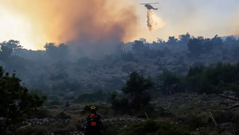 Eğriboz Adası'nda Orman Yangını: Tahliye Edilen İki Köy ve Son Gelişmeler