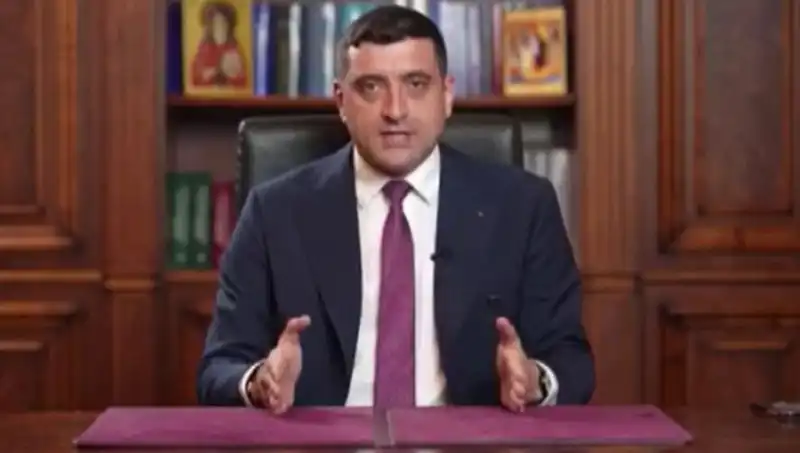 Romanya'da Seçimlerde Aşırı Sağcı Aday İkinci Tura Önde Giriyor