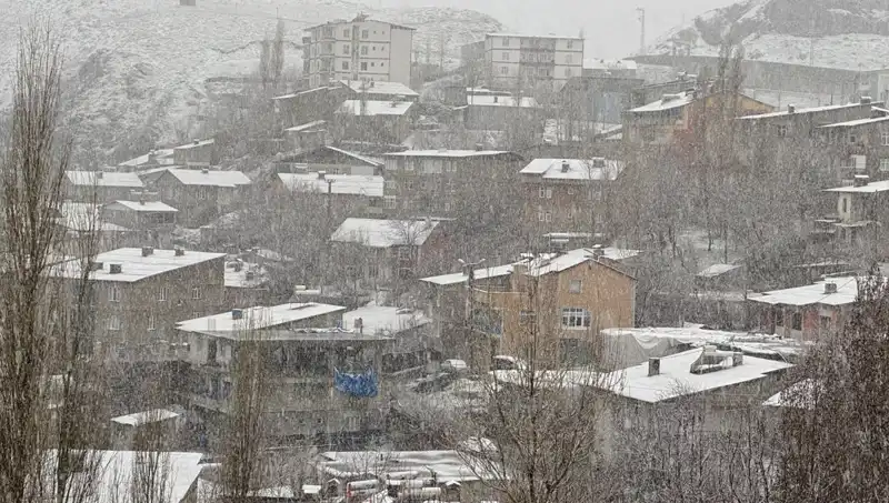 Hakkari’ye Nisan Ayında Beklenmedik Kar Yağışı!