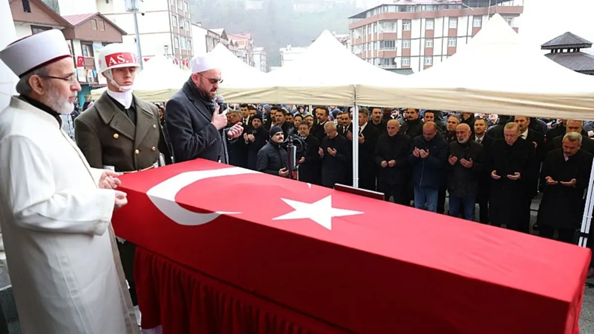 Başkan Erdoğan, Rize’de Hemşehrisi Mehmet Karslı’nın Cenazesine Katıldı