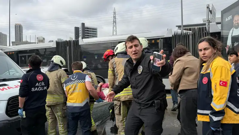 Metrobüs Kazası İle Korkutan Anlar: Seferler Durduruldu, Yaralılar Hastaneye Sevk Edildi