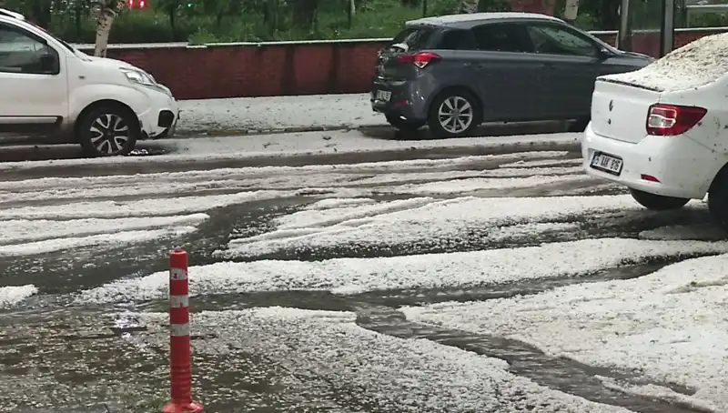 Ardahan'da Dolu Yağışı Şehri Beyaza Bürüdü: Göz Kamaştıran Manzaralar