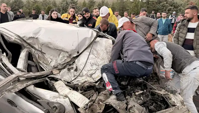 TIR ile Çarpışan Araç Kağıt Gibi Ezildi: Kazanın Ardındaki Korkunç Gerçek