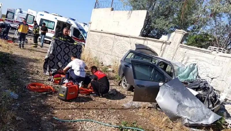 Lastiği Patlayan Araç Duvara Çarptı: Feci Kaza Sonucu 1 Ölü, 6 Yaralı