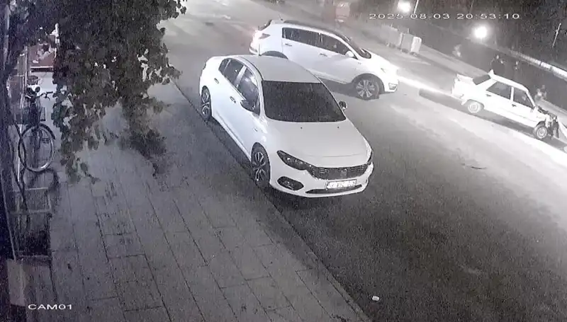 Yayalara Yol Vermek İsteyen Sürücüye Feci Çarpma: O Anlar Kayıt Altında!