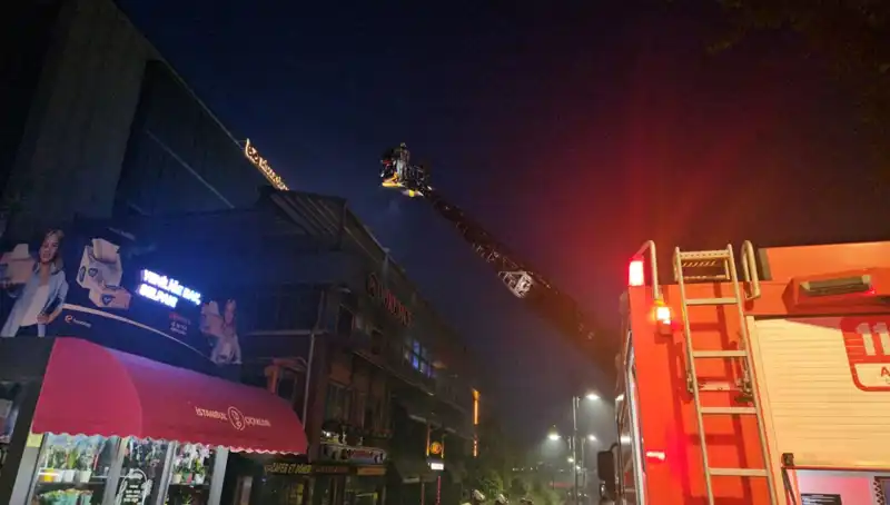Beşiktaş’taki 3 Katlı Restoranda Korkutan Yangın: Ekipler Hızla Müdahale Etti