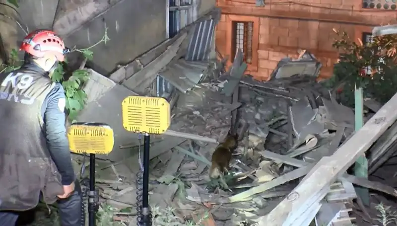 İstanbul'da Deprem Sonrası Hasar Alan Bina Çöktü: Acil Önlemler Alınmalı